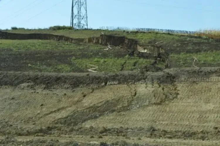 Vai de constructorii din România! O mare porțiune din autostrada Sebeș-Turda în pericol să se surpe   