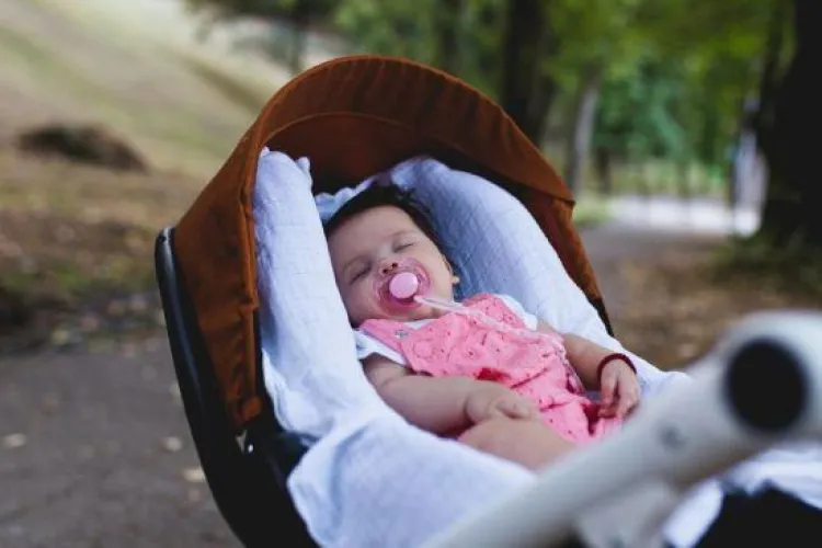 Un tânăr român a încercat să răpească un bebeluş din braţele părinţilor, pe stradă, în Spania