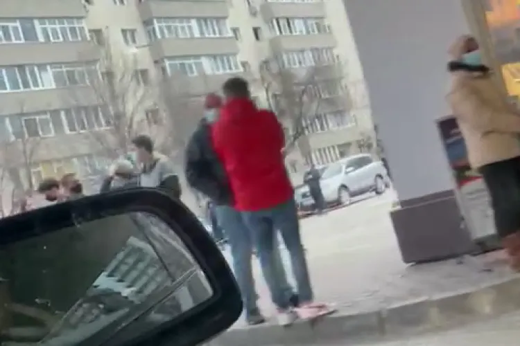 Se fac deja cozi la benzinării. Românii rămași fără ”provizii” s-au pus la rând - VIDEO
