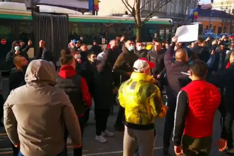 Protestatari fără mască la Cluj, cu un mesaj înfiorător: ”Arafat de Sărbători, dar-ar Dumnezeu să mori!” - VIDEO