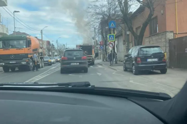 Mașina de gunoi a luat foc pe Constantin Brâncuși - FOTO 