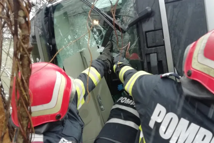 Accident grav în Alba, pe DN 75, la Sălciua. Un TIR a riscă să cadă în Arieș - FOTO 