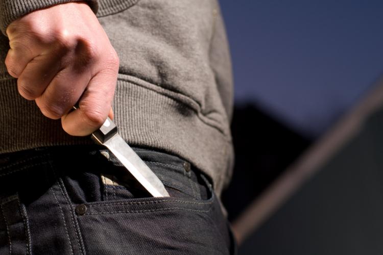 Tânără atacată cu un cuțit în parcarea de la Iulius Mall Cluj   
