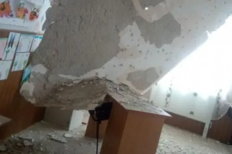 Tavanul unei școli recent renovată s-a PRĂBUȘIT peste bănci - FOTO