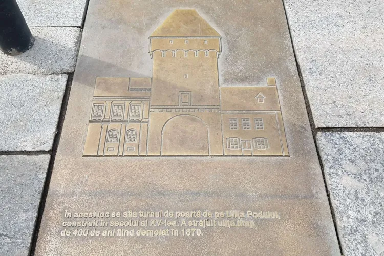 Cea mai veche stradă din Cluj marcată cu o bandă metalică, ce îi arată trecătorului că se află pe ”Ulița Podului” - FOTO