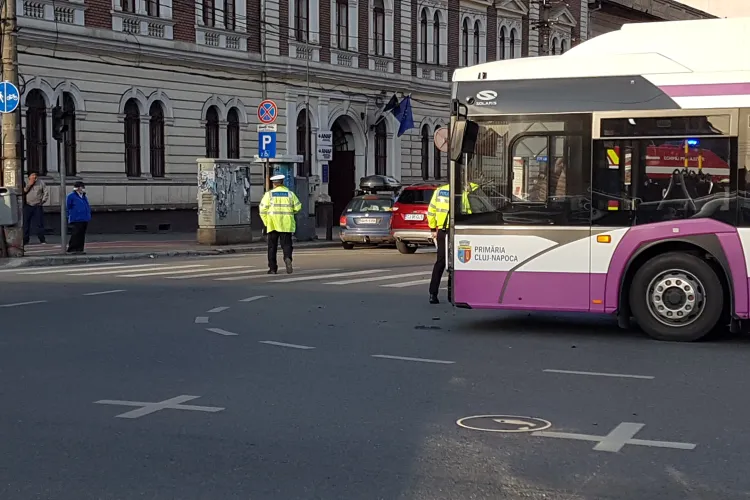 Accident in Piata Avram Iancu. Autobuz lovit de un autoturism - FOTO și Video