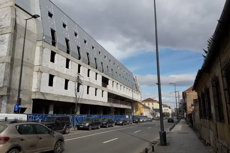 „Coșciugul” de pe Avram Iancu s-a pus stăpân pe trotuar! Un om era cât pe ce să fie nenorocit pe viață! - FOTO