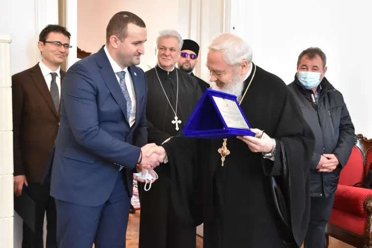 Prefectul Clujului, Tasnadi Szilard, fără mască la un eveniment public cu Mitropolia Clujului. Oamenilor li se impune carantina parțială - FOTO