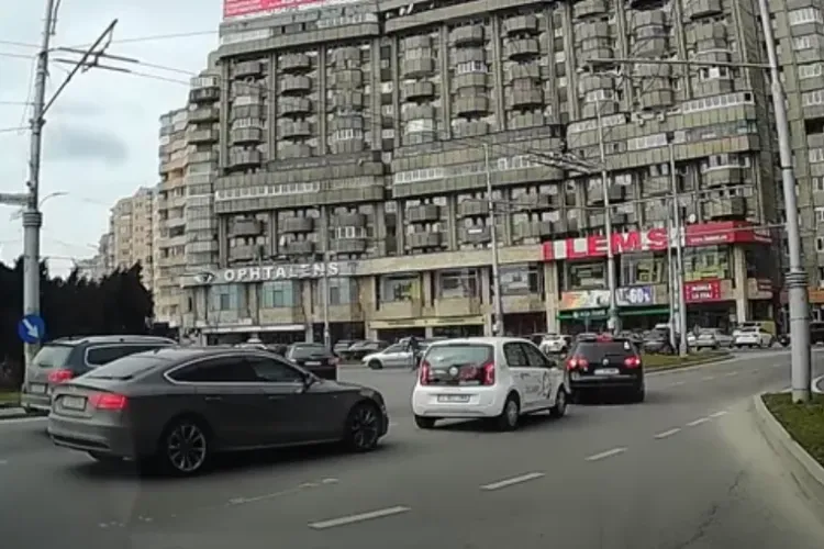 O ”cutie de chibrituri” a intrat într-un VW, în sensul giratoriu din Mărăști! Cine e vinovat? - VIDEO