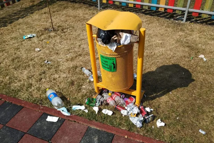 Lecția dată de un primar din Cluj, după ce parcul era plin de pet -uri, țigări și gunoaie. Cum încearcă să îi EDUCE - FOTO