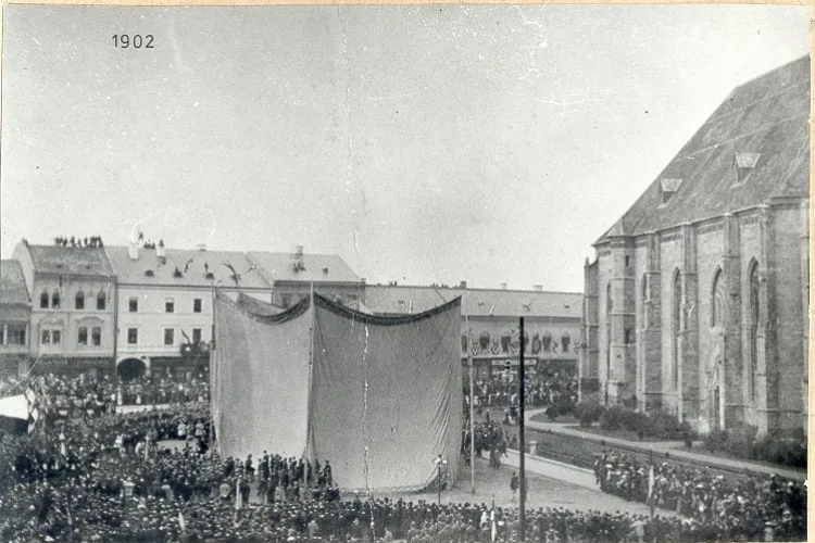 Grupul Statuar Matei Corvin: Imagini INEDITE de la dezvelirea și construcția statuii regelui Matei - FOTO