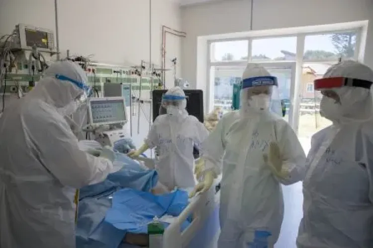 Femeie cu COVID, ținută încuiată într-un container în curtea spitalului fără apă sau mâncare. Medici cercetați pentru lipsire de libertate