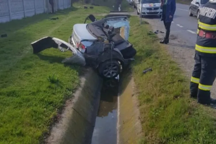 BMW rupt în două în urma unui impact violent cu un cap de pod - FOTO