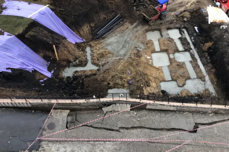 Zidul de sprijin de pe Edgar Quinet, la un pas să cadă. Primăria a fost și s-a uitat și acum locuitorii așteaptă dezastrul - FOTO