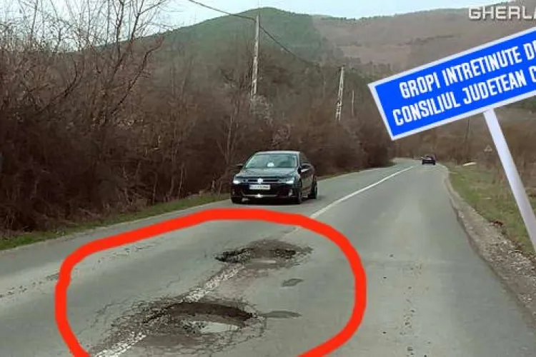 Gropi cât casa la Fizeșu Gherlii. Consiliul Județean Cluj așteaptă primăvara / UPDATE: Gropile au fost peticite - FOTO