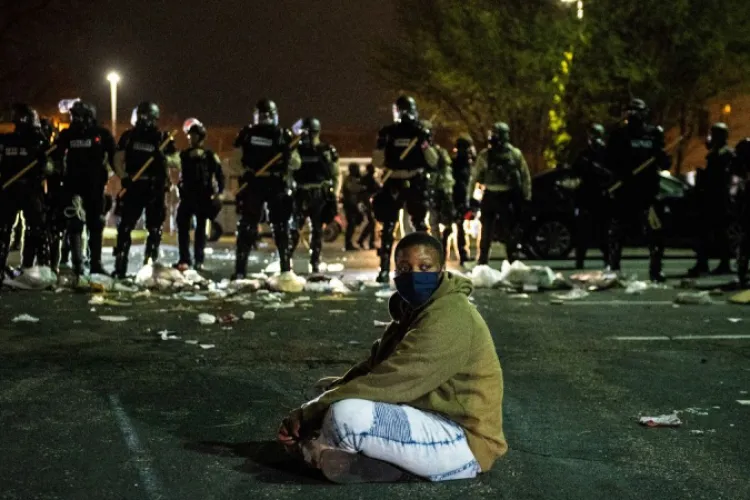 Încă un bărbat de culoare omorât de polițiștii din Statele Unite. Protestele iau amploare în Minneapolis