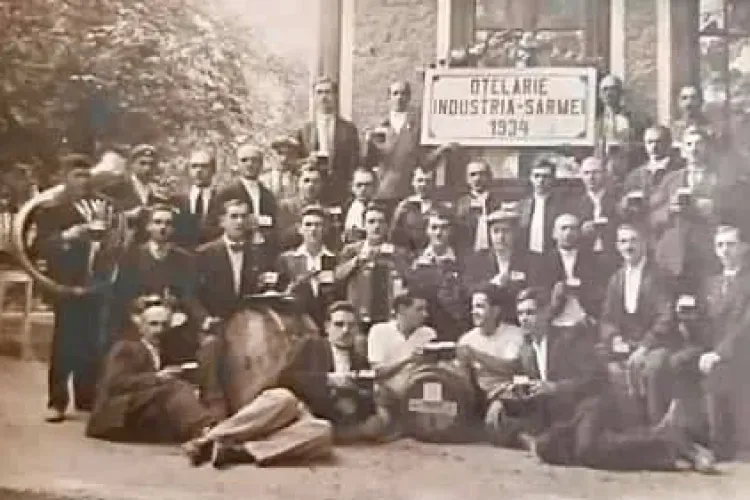 Oțelarii de la Combinatul Industria Sârmei Câmpia Turzii, în 1934. Muncitorii sărbătoreau producția - FOTO   