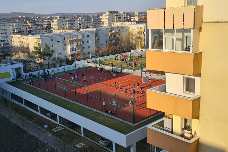 Mănășturenii sunt în război cu adolescenții care fac mizerie și gălăgie în parcul de pe parkingul Mogoșoaia - FOTO