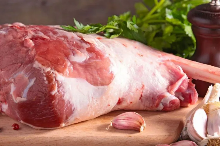 USAMV Cluj vinde carne de miel din fermele proprii. De asemenea, sunt de vânzare și mușcate, stoloni de căpșun   