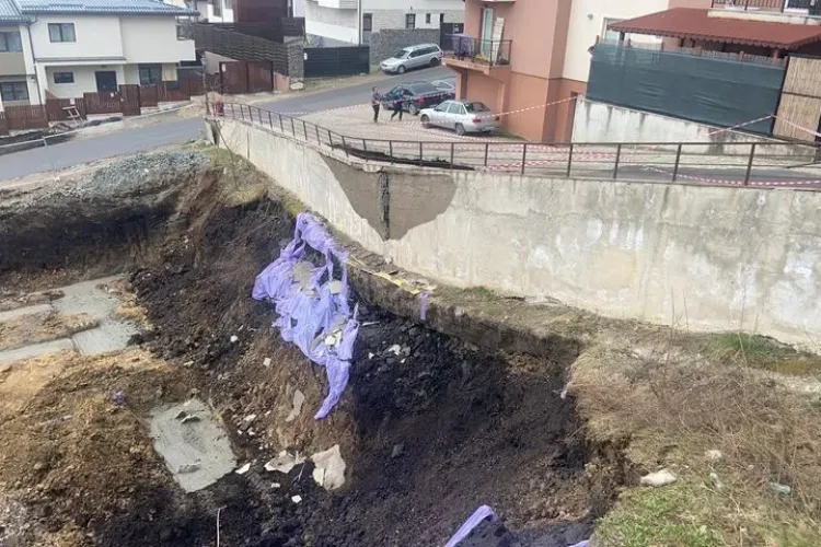 Dezastru care stă să se producă pe strada Edgar Quinet. Au săpat pentru un bloc și au distrus zidul de sprijin al drumului - FOTO
