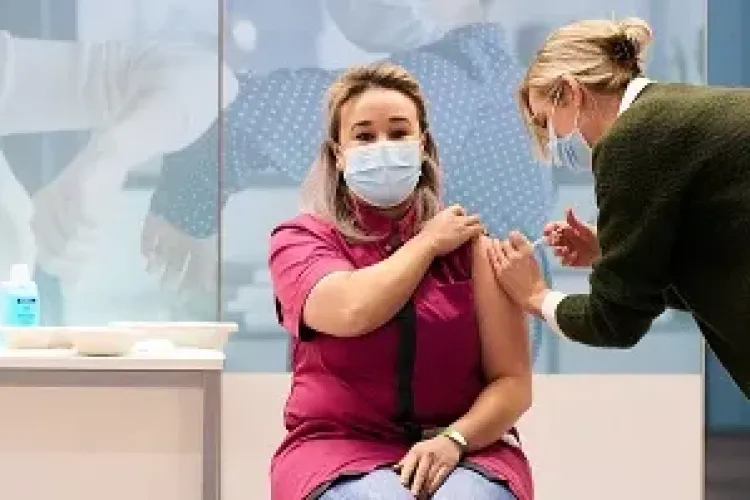 Aproape 62.000 de persoane vaccinate anti-COVID sâmbătă, 118 reacții adverse raportate 