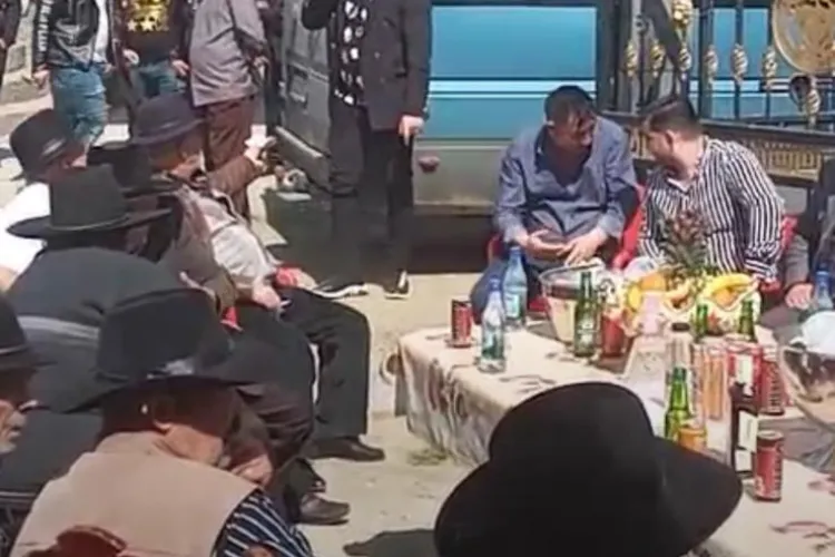 Înmormântare cu lăutari în Câmpia Turzii. Romii au fost amendați și trimiși acasă