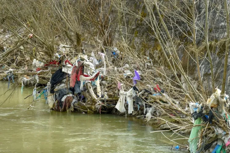 Arieșul la Turda este o groapă de gunoi. Imagini triste cu Arieșul, comoara locală a Turzii - FOTO   