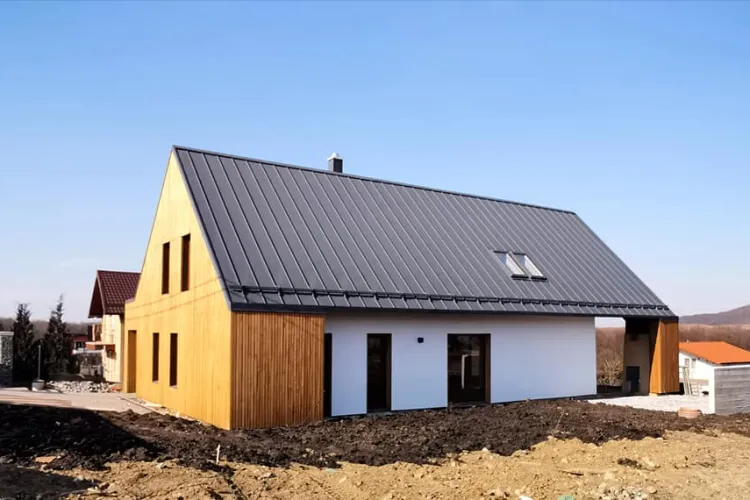 Casă din baloți de paie la Cluj! Se poate și arhitectură rurală de calitate!