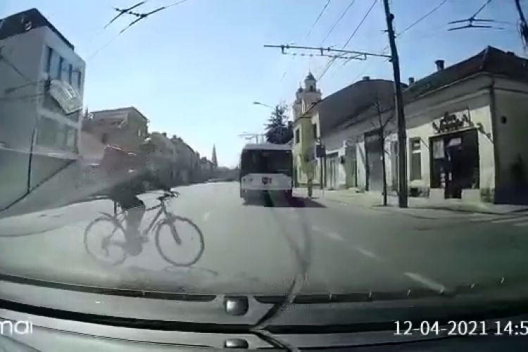 Taximetriștii circulă deja pe liniile de autobuz din Cluj-Napoca. Atenție că pot urma accidente - VIDEO