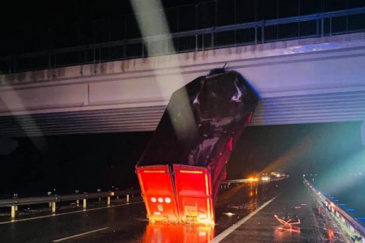 Remorca unui TIR a rămas agățată de un pod pe A1. Circulația este restricționată - FOTO