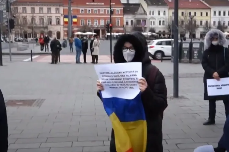 Protest anti-restricții la Cluj. Se cere cooptarea medicului Flavia Groșan în stabilirea protocoalelor de tratament - VIDEO   