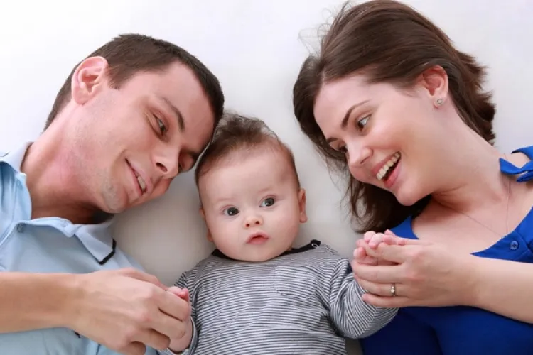 Stimulente financiare pentru părinți să revină la lucru! Părinții cu copii mici sunt chemați la muncă   