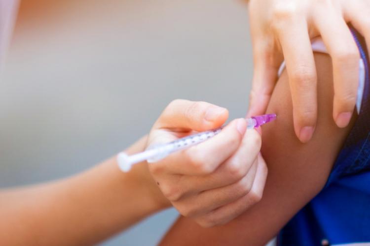 Din toamnă ar putea începe vaccinarea anti-COVID pentru copiii cu vârste între 12 şi 15 ani 