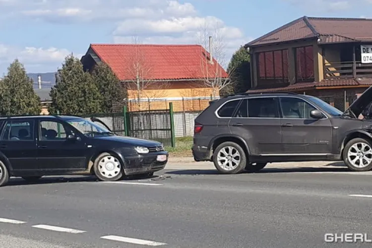 Gherla: Un accident între un BMW și un VW a blocat tot drumul național - VIDEO