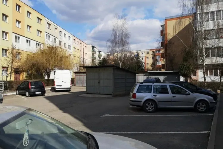 Asta înseamnă să fii mafiot de Turda! Și-a amplasat garajul în mijlocul parcării - FOTO