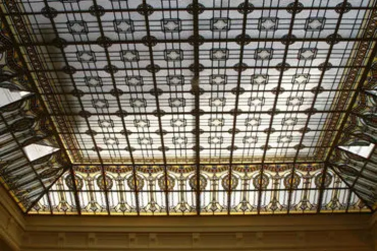 Superba sală de conferințe de la BNR Cluj. Vitraliile sunt unicat în zonă- FOTO   