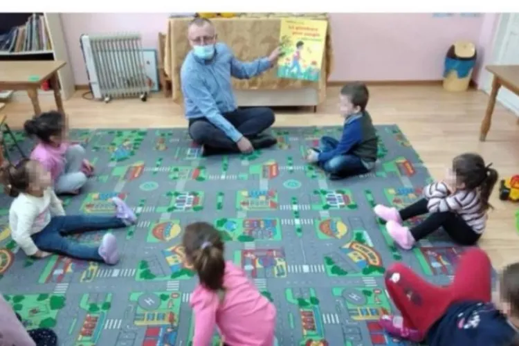 Primar condamnat pentru pornografie infantilă, invitat să citească povești copiilor