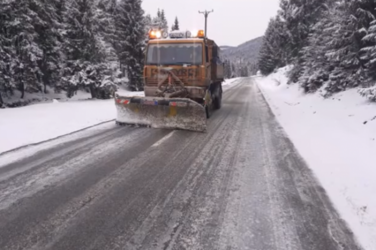 Iarna nu se dă dusă! Utilajele de deszăpezire acționează pe drumuri - VIDEO