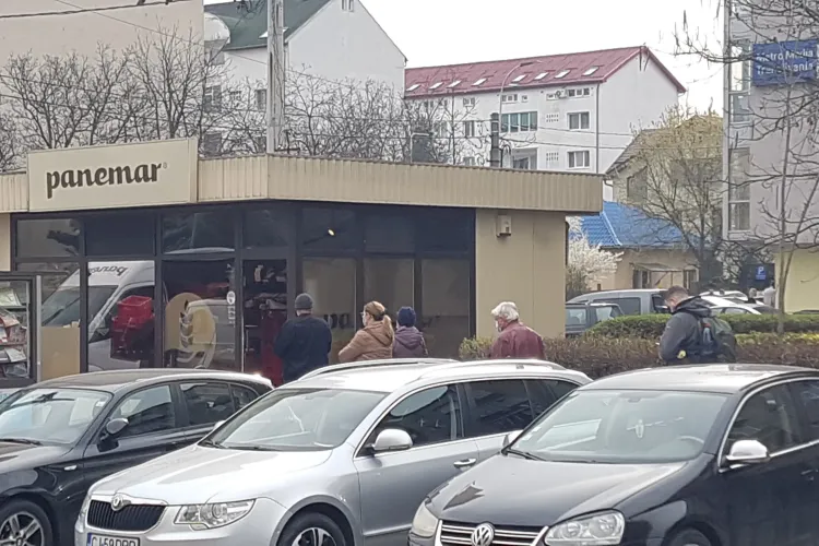 Adio cozi la pâine și la magazine. Emil Boc: Din această seară la Cluj-Napoca se redeschid magazinele