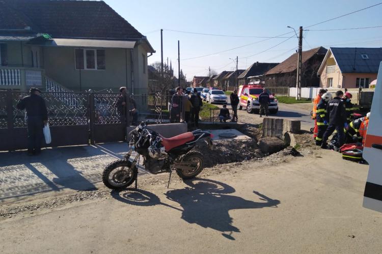 Un motociclist s-a băgat direct într-un cap de pod - FOTO