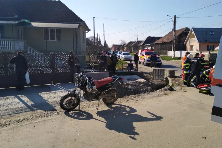 Un motociclist s-a băgat direct într-un cap de pod - FOTO