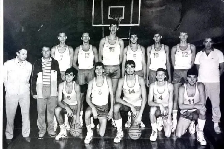 Echipa de AUR a baschetului clujean, cu Ghiță Mureșan în mijloc - FOTO   