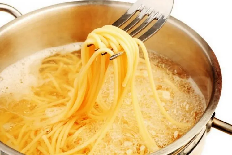 Trucul genial ca să nu ți se mai lipească pastele. Este foarte simplu