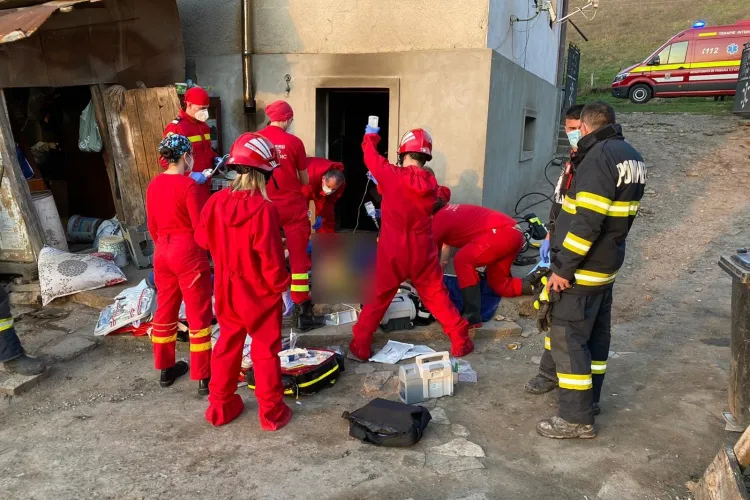 Explozie la o casă din Baciu, satul Popești Deal. Pompierii resuscitat o femeie și au salvat-o, după o intervenție dramatică
