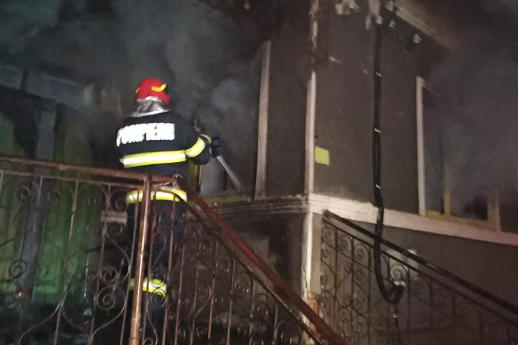 Incendiu în Vâlcele. Un bărbat plin de arsuri a ajuns la spital - FOTO