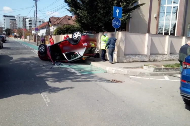 Accident în Gheorgheni! Un taxi a ajuns cu roțile în aer - FOTO