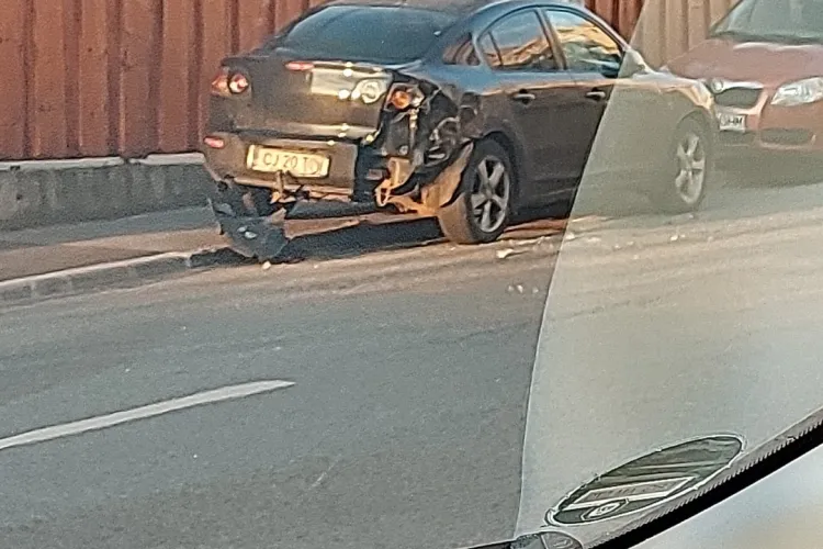 Un TIR a ”julit” serios o mașină parcată lângă Kaufland Mănăștur - FOTO