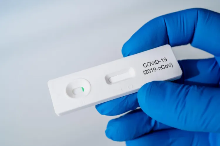 Din seria „În România când?”: Englezii vor primi gratuit, săptămânal, câte două teste rapide Covid-19 