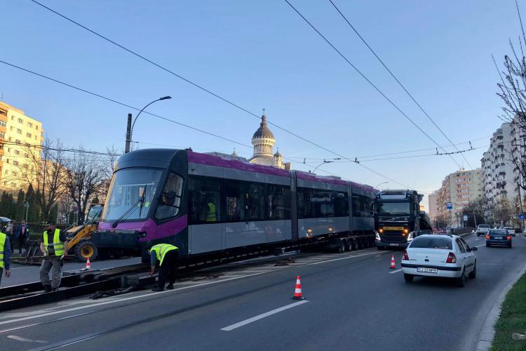 Un alt tramvai mov a fost livrat și a ajuns la Cluj-Napoca luni seara - FOTO