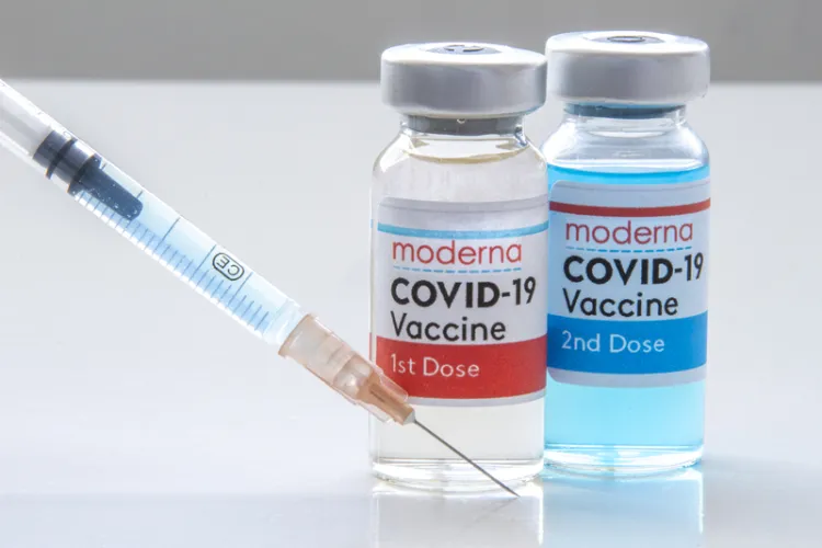 Vaccinul Moderna asigură o eficiență de 90% împotriva COVID-19, la 6 luni de la rapel